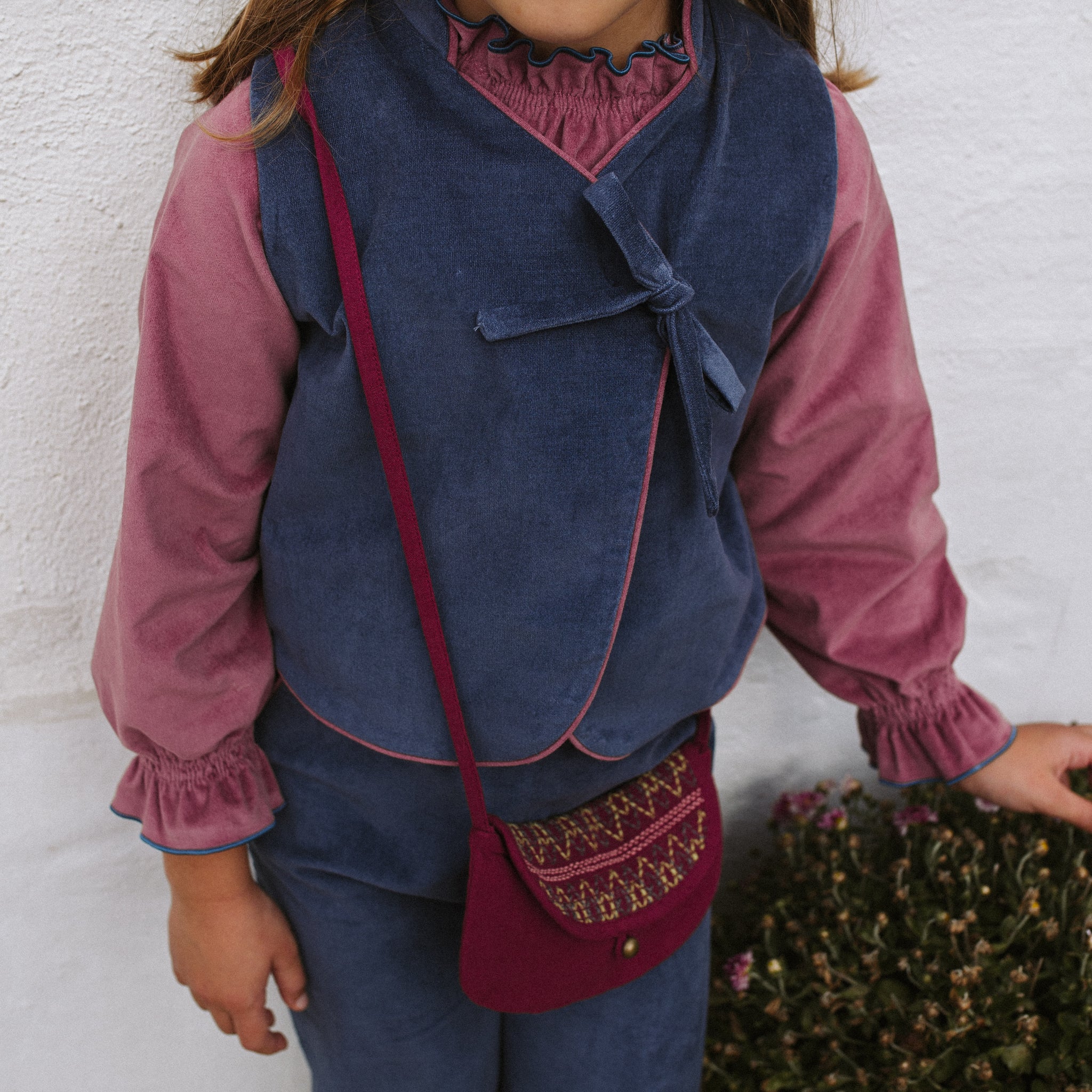 CHALECO VELVET AZUL EMPOLVADO