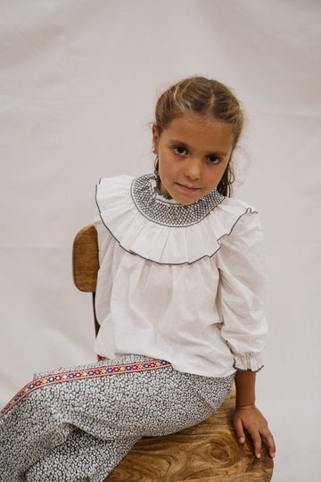 CAMISA BLANCA CUELLO SMOCK GRIS