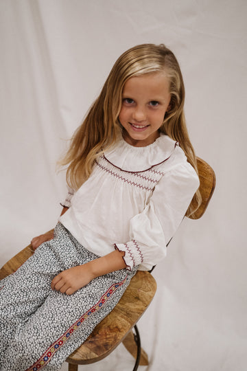 CAMISA BLANCA PECHO SMOCK GUINDA